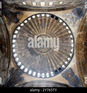 Kuppel der Hagia Sophia (Ayasofya-i Kebir Cami-i Şerifi) a Istanbul, Türkei um 1988. Foto Stock
