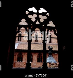 Blick vom Kreuzgang auf St. Laurentius in der Marienburg (Zamek Malbork) des deutschen Mittelalterordens zwischen 1309 bis 1454 in Malbork an der Nogat in der Woiwodschaft Pommern im Norden Polens, Polen um 1988., Polen um 1988. Foto Stock