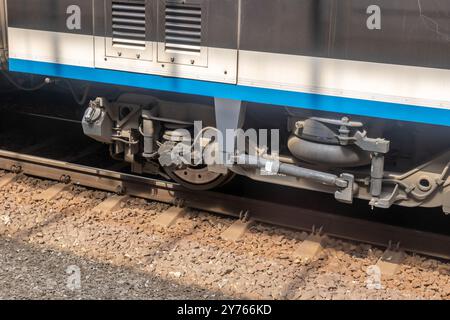 Le moderne ruote del treno passeggeri in primo piano, vista laterale, nessuno. Trasporto ferroviario dettaglio del treno da vicino, trasporto pubblico interurbano semplice abs Foto Stock