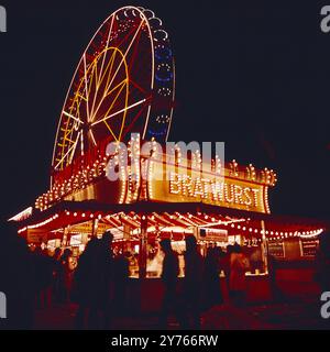 Bratwurststand vor Riesenrad auf dem Münchner Oktoberfest, auch Münchner Wiesn genannt, Bayern, Oberbayern, um 1985. Foto Stock