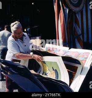 Passantin auf der Auer Dult in München, Bayern, Oberbayern, um 1985. Foto Stock