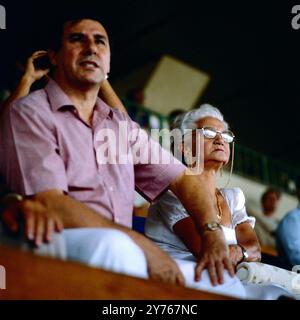Begeistertes Publikum beim Pferderennen im Jockey Club de Sao Paolo (São Paulo), Brasilien um 1989. Foto Stock