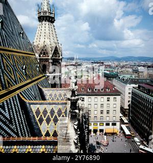 Auf dem Dach vom Stephansdom mit Blick zum Stephansplatz in Wien, Österreich um 1981. Foto Stock