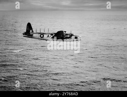 Un Vickers Wellington del 79 Squadron, un bombardiere britannico bimotore a lungo raggio. È stato progettato durante la metà degli anni '1930, una caratteristica chiave è la sua struttura della fusoliera geodetica, principalmente progettata da Barnes Wallis. Il Wellington fu utilizzato come bombardiere notturno nei primi anni della seconda guerra mondiale, ed era uno dei principali bombardieri utilizzati dal Bomber Command. Più tardi in altri compiti, in particolare come velivolo antisommergibile con il RAF Coastal Command. Foto Stock