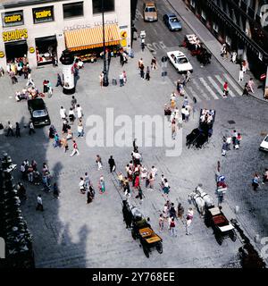 Auf dem Dach vom Stephansdom mit Blick zum Stephansplatz in Wien, Österreich um 1981. Foto Stock