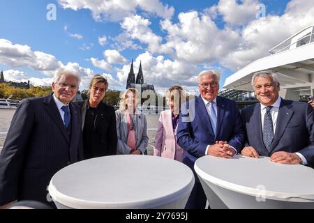 Colonia, Germania. 28 settembre 2024. Il presidente italiano Sergio Mattarella (l-r), Mona Neubaur (Alleanza 90/Verdi), Ministro dell'economia, dell'industria, della protezione del clima e dell'energia della Renania settentrionale-Vestfalia, la figlia Laura Mattarella, Elke Büdenbender, il presidente federale Frank-Walter Steinmeier e il ministro degli Esteri italiano Antonio Tajani sul ponte a bordo di una nave, Cattedrale di Colonia sullo sfondo. Il presidente italiano Mattarella e sua figlia sono in visita di Stato di tre giorni in Germania su invito del presidente federale Steinmeier. Crediti: Christoph Reichwein/dpa/Alamy Live News Foto Stock