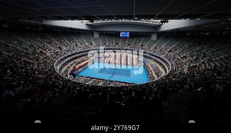 Pechino, Cina. 28 settembre 2024. Gli spettatori guardano la partita del secondo turno maschile tra Roman Safiullin della Russia e Jannik Sinner dell'Italia durante il torneo di tennis China Open 2024 a Pechino, capitale della Cina, il 28 settembre 2024. Crediti: Wang Lili/Xinhua/Alamy Live News Foto Stock