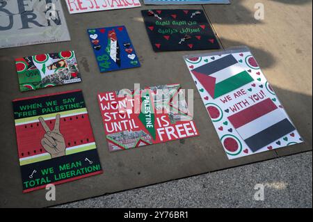 Londra, Piccadilly Circus. Protesta contro la guerra a Gaza, a sostegno della Palestina, chiedendo un cessate il fuoco e la fine dei bombardamenti . Foto Stock