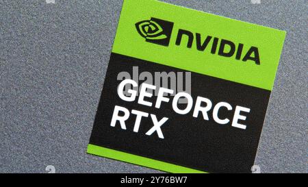 Adesivo del produttore del modello della scheda grafica NVIDIA GeForce RTX GPU su un computer portatile, primo piano, nessuno. Ray tracing, nuclei tensori cuda, modello IA Foto Stock