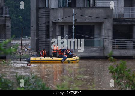 Kathmandu, Nepal. 28 settembre 2024. I soccorritori salpano su un gommone in un quartiere allagato a Lalitpur, Nepal, 28 settembre 2024. Inondazioni e frane innescate da incessanti piogge in Nepal hanno causato almeno 59 vittime e 36 feriti entro sabato pomeriggio, ha detto la polizia. Crediti: Sulav Shrestha/Xinhua/Alamy Live News Foto Stock