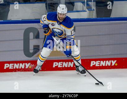 Monaco, Germania. 27 settembre 2024. Jason Zucker (Buffalo Sabres, n. 17). GER, EHC Red Bull Muenchen gegen Buffalo Sabres, Eishockey, Testspiel, Preseason, Grand Opening SAP Garden, 27.09.2024. Foto: Eibner-Pressefoto/Heike Feiner credito: dpa/Alamy Live News Foto Stock