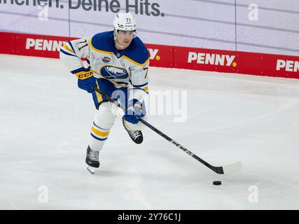 Monaco, Germania. 27 settembre 2024. Ryan McLeod (Buffalo Sabres, n. 71). GER, EHC Red Bull Muenchen gegen Buffalo Sabres, Eishockey, Testspiel, Preseason, Grand Opening SAP Garden, 27.09.2024. Foto: Eibner-Pressefoto/Heike Feiner credito: dpa/Alamy Live News Foto Stock