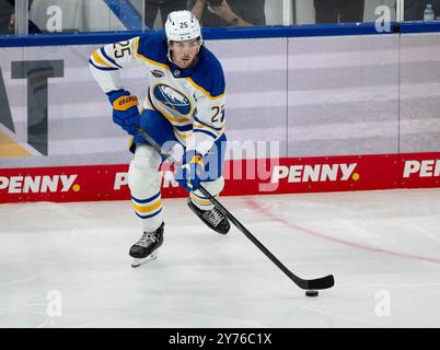 Monaco, Germania. 27 settembre 2024. Owen Power (Buffalo Sabres, n. 25). GER, EHC Red Bull Muenchen gegen Buffalo Sabres, Eishockey, Testspiel, Preseason, Grand Opening SAP Garden, 27.09.2024. Foto: Eibner-Pressefoto/Heike Feiner credito: dpa/Alamy Live News Foto Stock