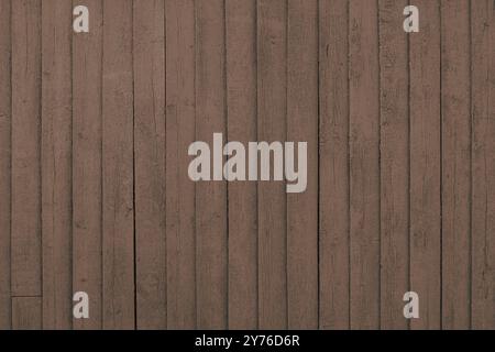 Sfondo con struttura verticale in legno spaccato e spaccato. Parete in legno con superficie marrone, pannelli in legno verniciato, carta da parati, sfondo, design ele Foto Stock