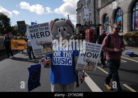 Londra, Inghilterra, Regno Unito. 28 settembre 2024. Migliaia di attivisti filo-europei si riuniscono a Londra per la marcia nazionale di ricongiungimento, chiedendo al Regno Unito di rientrare nell'Unione europea. I partecipanti ondeggiano bandiere UE e portano segnali che invitano il governo a riconsiderare la Brexit. La manifestazione, organizzata da attivisti di base, riflette il continuo malcontento dell'opinione pubblica per l'impatto della Brexit sull'economia e sulla posizione globale del Regno Unito. (Credit Image: © Joao Daniel Pereira/ZUMA Press Wire) SOLO PER USO EDITORIALE! Non per USO commerciale! Crediti: ZUMA Press, Inc./Alamy Live News Foto Stock