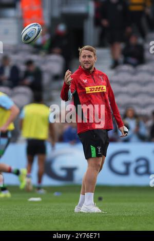 Twickenham, Regno Unito. 28 settembre 2024. Un infortunato Alex Dombrandt degli Harlequins aiuta durante il riscaldamento durante il Gallagher Premiership Rugby match tra Harlequins e Newcastle Falcons Rugby a Twickenham Stoop, Twickenham, Inghilterra, il 28 settembre 2024. Foto di Ken Sparks. Solo per uso editoriale, licenza richiesta per uso commerciale. Non utilizzare in scommesse, giochi o pubblicazioni di singoli club/campionato/giocatori. Crediti: UK Sports Pics Ltd/Alamy Live News Foto Stock