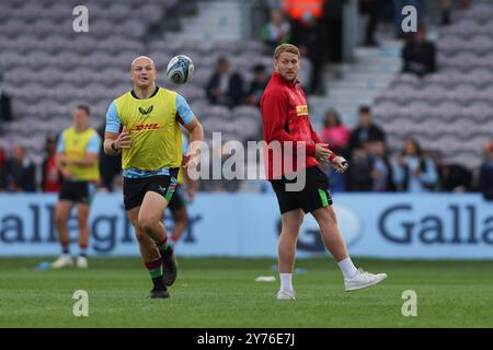 Twickenham, Regno Unito. 28 settembre 2024. Un infortunato Alex Dombrandt degli Harlequins aiuta durante il riscaldamento durante il Gallagher Premiership Rugby match tra Harlequins e Newcastle Falcons Rugby a Twickenham Stoop, Twickenham, Inghilterra, il 28 settembre 2024. Foto di Ken Sparks. Solo per uso editoriale, licenza richiesta per uso commerciale. Non utilizzare in scommesse, giochi o pubblicazioni di singoli club/campionato/giocatori. Crediti: UK Sports Pics Ltd/Alamy Live News Foto Stock