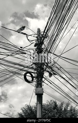 Linee di cavi caotiche a Medellin, Colombia Foto Stock