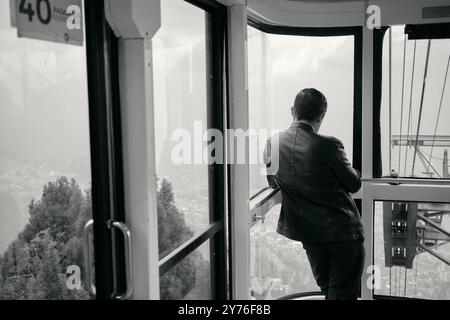 Un uomo in teleferico per Cerro de Monserrate, Bogotà, Colombia Foto Stock