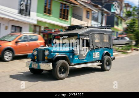 Jeep blu in velocità a Guatape, Colombia Foto Stock