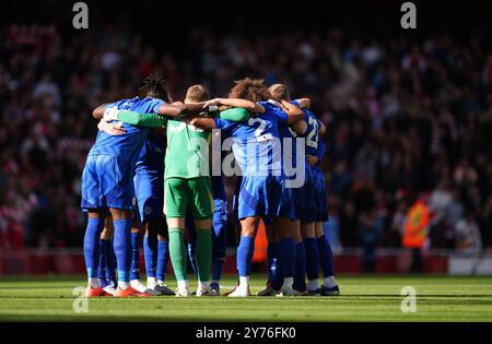 I giocatori del Leicester City si accoccolano davanti alla partita di Premier League all'Emirates Stadium di Londra. Data foto: Sabato 28 settembre 2024. Foto Stock