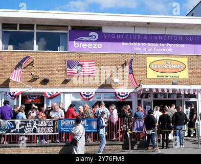 ,UK, 28 set 2024 fan di Elvis durante il Porthcawl Elvis Festival a Porthcawl Regno Unito il 28 2024 settembre Graham Glendinning / Alamy Live News Foto Stock