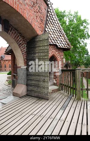 Casa di guardia alla porta che collega la parte superiore e inferiore di un castello medievale Foto Stock