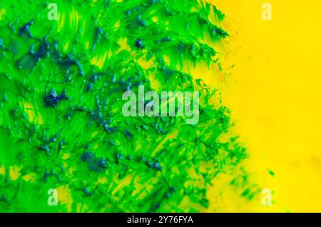 Vista dall'alto del tratto di pennello verde acquerello su sfondo giallo. Foto Stock