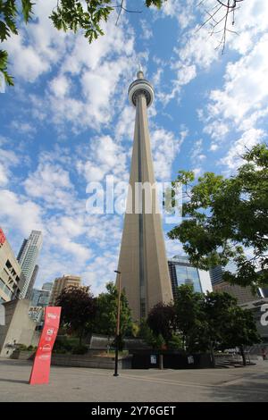 Vista della CN Tower dal lato del Rogers Centre di Toronto. Foto Stock