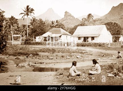 Villaggio nelle isole Rarotonga, Pacifico meridionale, periodo vittoriano Foto Stock