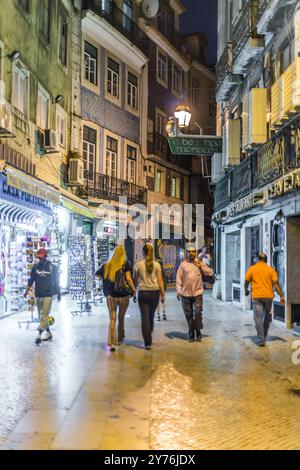 Lisboa, Portogallo - 20 luglio 2016: Negozi di souvenir su una strada stretta. Foto Stock