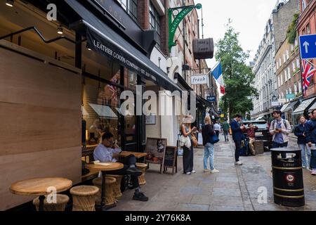 Londra, Regno Unito - 25 luglio 2024: Cortile Colurful Neals Yard. Neal's Yard è un piccolo vicolo nel Covent Garden di Londra. Popolare località turistica. Foto Stock