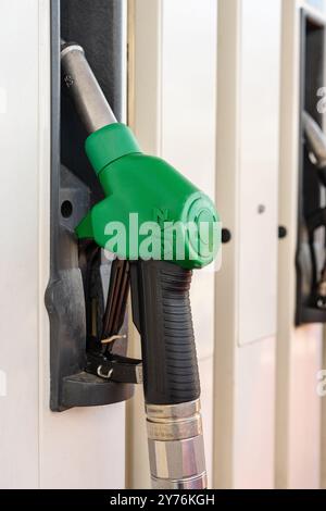 Gothenburg, Svezia - febbraio 25 2023: Gestione di una pompa di benzina verde presso una stazione di servizio. Foto Stock