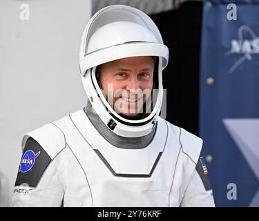 L'astronauta della NASA Nick Hague esce dall'Operations and Checkout Building al Kennedy Space Center, Florida, sabato 28 settembre 2024. L'Aia lancerà verso la stazione spaziale Internazionale. Foto di Joe Marino/UPI credito: UPI/Alamy Live News Foto Stock