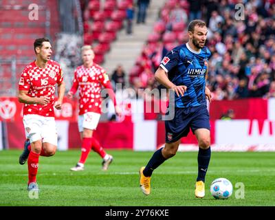 Benedikt Gimber (FC Heidenheim, #05) AM Ball, GER, 1. FSV Mainz 05 vs. 1. FC Heidenheim, Fussball, 1. Bundesliga, 5. Spieltag, Saison 2024/2025, 28.09.2024. LE NORMATIVE DFL VIETANO QUALSIASI USO DI FOTOGRAFIE COME SEQUENZE DI IMMAGINI E/O QUASI-VIDEO. Foto: Eibner-Pressefoto/Florian Wiegand Foto Stock