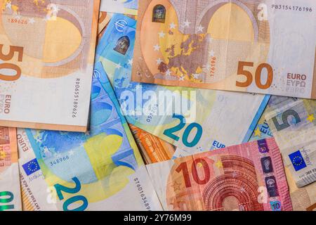 Banconote in euro risparmio di denaro in background pagamento formato verticale finanza banconote banconote bancarie Foto Stock