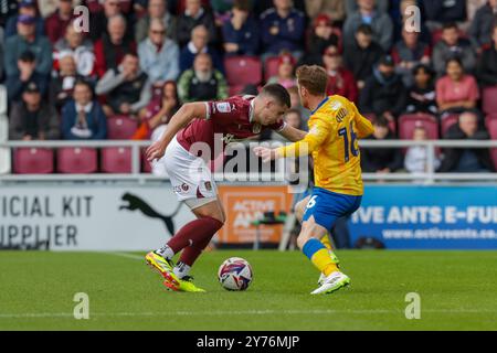 Stadio PTS Academy, Northampton, sabato 28 settembre 2024. Aaron McGowan del Northampton Town viene fregato da Stephen Quinn del Mansfield Town durante la prima metà della partita di Sky Bet League 1 tra Northampton Town e Mansfield Town al PTS Academy Stadium di Northampton, sabato 28 settembre 2024. (Foto: John Cripps | mi News) crediti: MI News & Sport /Alamy Live News Foto Stock