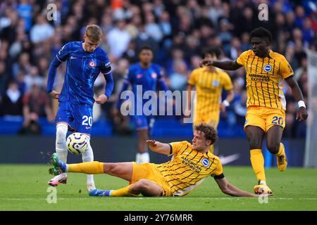 Cole Palmer (a sinistra) del Chelsea e Mats Wieffer di Brighton e Hove Albion si battono per il pallone durante la partita di Premier League allo Stamford Bridge di Londra. Data foto: Sabato 28 settembre 2024. Foto Stock