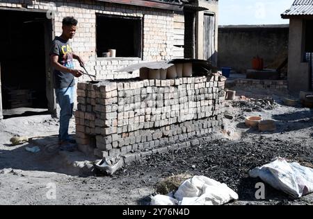 Ambatolampy, alluminio artificiale artigianale. Forni per fusione. Altopiani centrali, regione di Vakinankaratra, Madagascar. Foto Stock