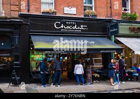 Londra, Regno Unito - 25 luglio 2024: Caffetteria e negozio dell'hotel Chocolat a Monmouth Street, Covent Garden. Hotel Chocolat, è un produttore di cioccolato britannico Foto Stock