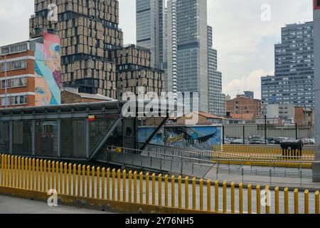 Fermata dell'autobus Transmilenio nel centro di Bogotà, Colombia Foto Stock