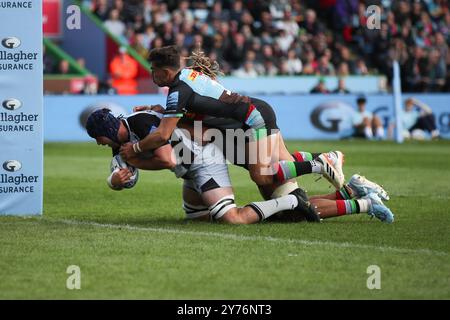 Twickenham, Regno Unito. 28 settembre 2024. John Hawkins dei Newcastle Falcons segna il primo tentativo di fare il punteggio di 0-5 durante il Gallagher Premiership Rugby match tra Harlequins e Newcastle Falcons Rugby a Twickenham Stoop, Twickenham, Inghilterra, il 28 settembre 2024. Foto di Ken Sparks. Solo per uso editoriale, licenza richiesta per uso commerciale. Non utilizzare in scommesse, giochi o pubblicazioni di singoli club/campionato/giocatori. Crediti: UK Sports Pics Ltd/Alamy Live News Foto Stock