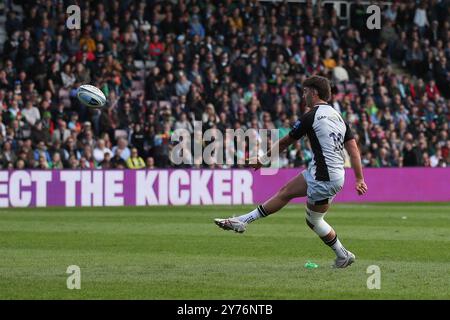 Twickenham, Regno Unito. 28 settembre 2024. Brett Connon del Newcastle Falcons segna la conversione per fare il punteggio di 0-7 durante il Gallagher Premiership Rugby match tra Harlequins e Newcastle Falcons Rugby a Twickenham Stoop, Twickenham, Inghilterra, il 28 settembre 2024. Foto di Ken Sparks. Solo per uso editoriale, licenza richiesta per uso commerciale. Non utilizzare in scommesse, giochi o pubblicazioni di singoli club/campionato/giocatori. Crediti: UK Sports Pics Ltd/Alamy Live News Foto Stock