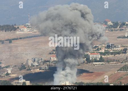 Khiam. 28 settembre 2024. Questa foto scattata il 28 settembre 2024 mostra un aumento del fumo a seguito di un attacco aereo israeliano a Khiam, in Libano. Gli aerei da guerra israeliani hanno lanciato una serie di incursioni aeree sui siti di Hezbollah e le città e i villaggi nel sud e nell'est del Libano sabato mattina presto, hanno detto fonti militari libanesi. Crediti: Taher Abu Hamdan/Xinhua/Alamy Live News Foto Stock