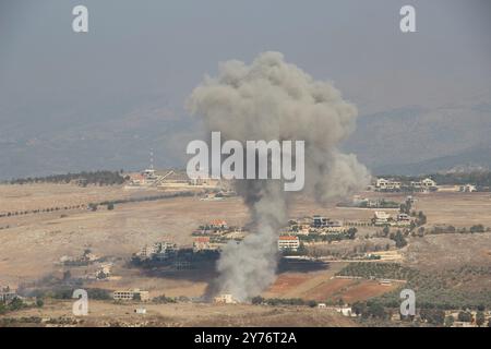 Khiam. 28 settembre 2024. Questa foto scattata il 28 settembre 2024 mostra un aumento del fumo a seguito di un attacco aereo israeliano a Khiam, in Libano. Gli aerei da guerra israeliani hanno lanciato una serie di incursioni aeree sui siti di Hezbollah e le città e i villaggi nel sud e nell'est del Libano sabato mattina presto, hanno detto fonti militari libanesi. Crediti: Taher Abu Hamdan/Xinhua/Alamy Live News Foto Stock