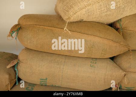 Sacchi di juta burlap con chicchi di caffè in Colombia Foto Stock