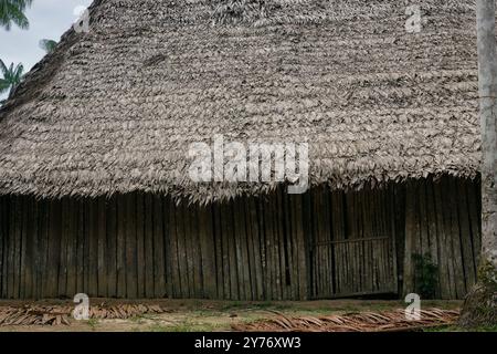 tradizionale casa indigena di maloca nella foresta amazzonica Foto Stock