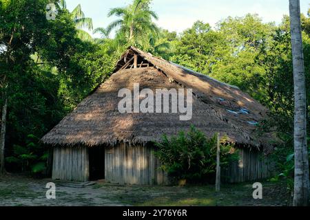 tradizionale casa indigena di maloca nella foresta amazzonica Foto Stock