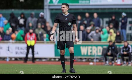 Brema, Germania. 28 settembre 2024. v.li: Schiedsrichter Timon Schulz, 28.09.2024, Brema (Deutschland), Fussball, Regionalliga Nord, SV Werder Brema II - Hamburger SV II/dpa/Alamy Live News Foto Stock