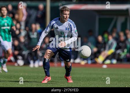 Brema, Germania. 28 settembre 2024. v.li: Anssi Suhonen (Hamburger SV II, 7) AM Ball, Einzelbild, Ganzkörper, Aktion, Action, Spielszene, 28.09.2024, Brema (Deutschland), Fussball, Regionalliga Nord, SV Werder Brema II - Hamburger SV II/dpa/Alamy Live News Foto Stock